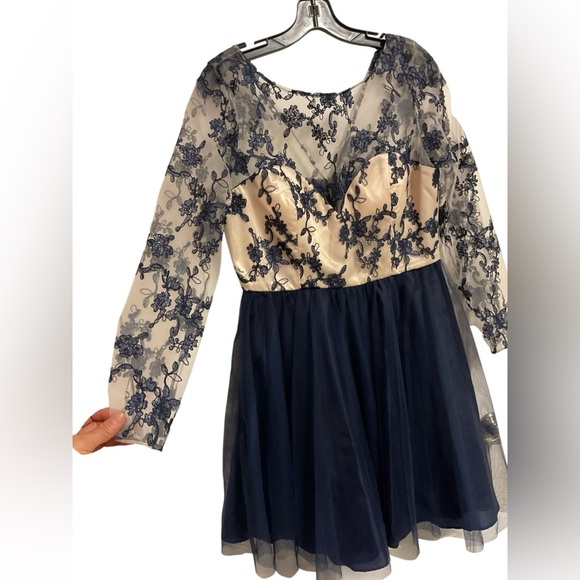 Chic Navy and Cream Lace Midi Dress - Picture 4 of 11